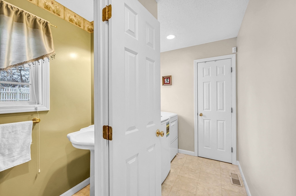 Springfield, Massachusetts 01118, United States, 3 Bedrooms Bedrooms, ,3 BathroomsBathrooms,Residential,Contingent,86085