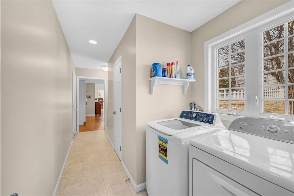 Springfield, Massachusetts 01118, United States, 3 Bedrooms Bedrooms, ,3 BathroomsBathrooms,Residential,Contingent,86085