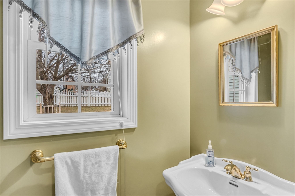 Springfield, Massachusetts 01118, United States, 3 Bedrooms Bedrooms, ,3 BathroomsBathrooms,Residential,Contingent,86085
