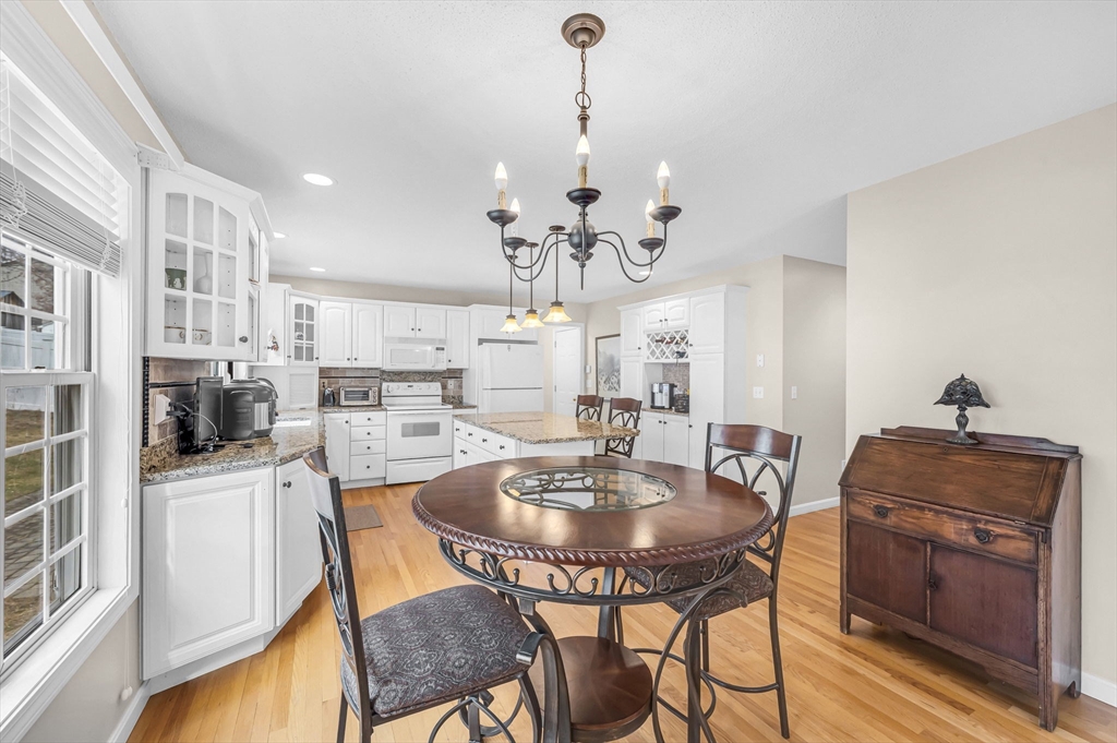 Springfield, Massachusetts 01118, United States, 3 Bedrooms Bedrooms, ,3 BathroomsBathrooms,Residential,Contingent,86085