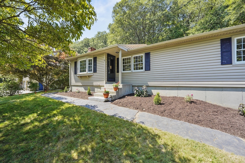 12 Coachman Ln
