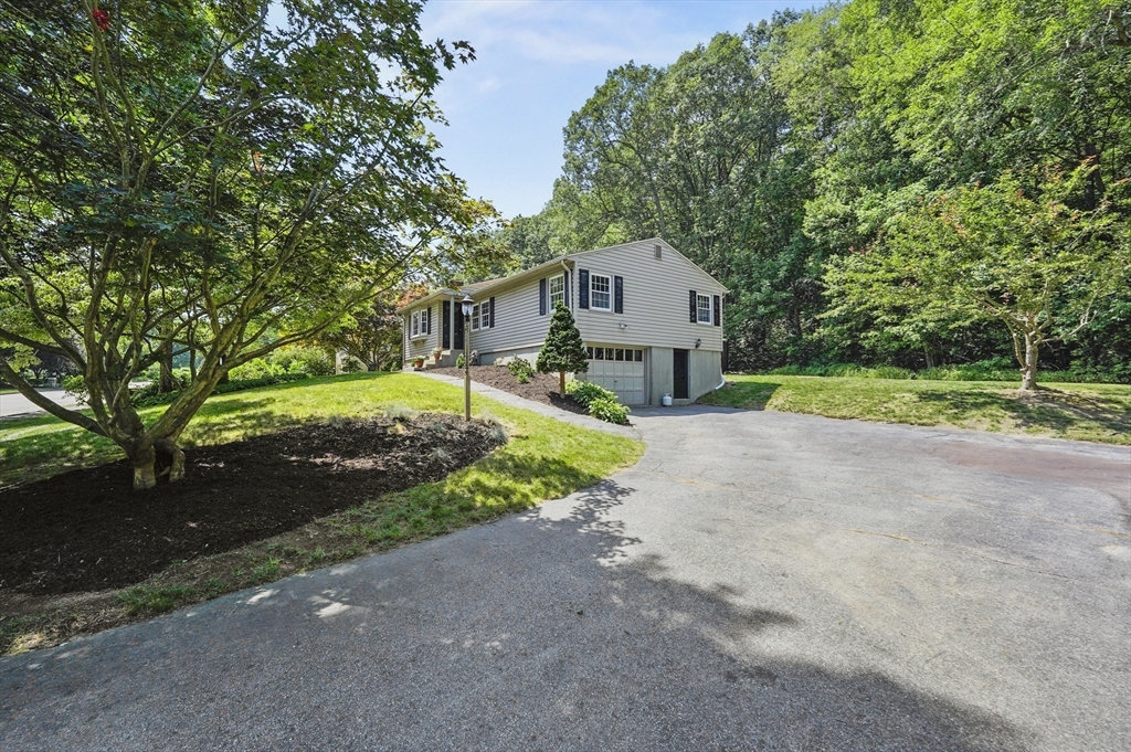 12 Coachman Ln