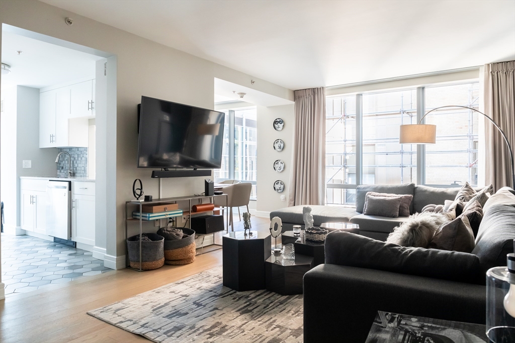 3 Avery St 604