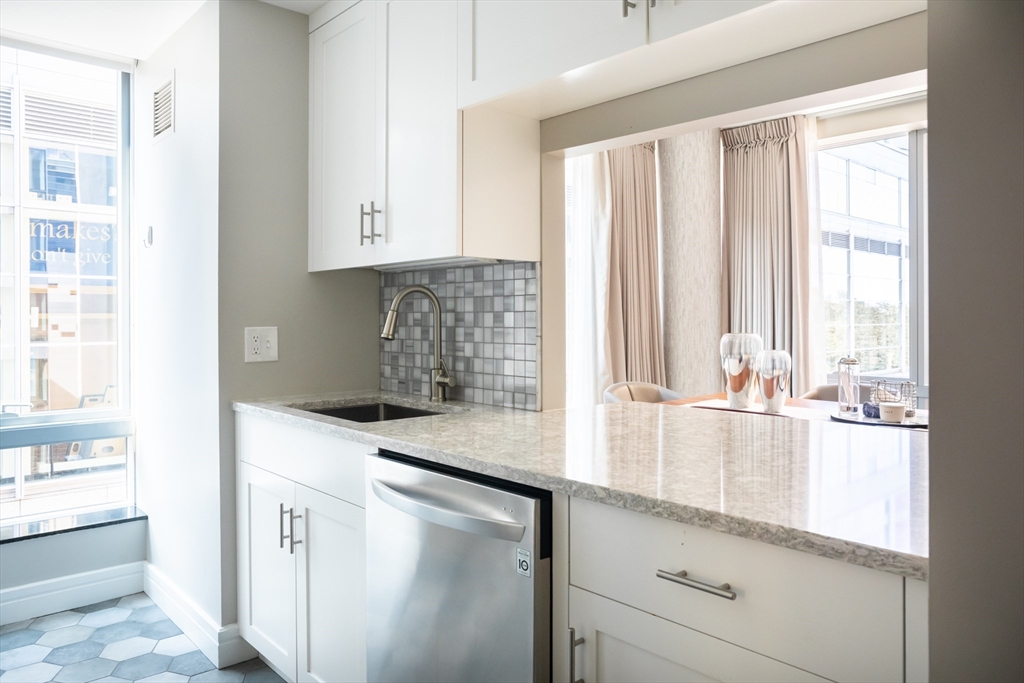 3 Avery St 604