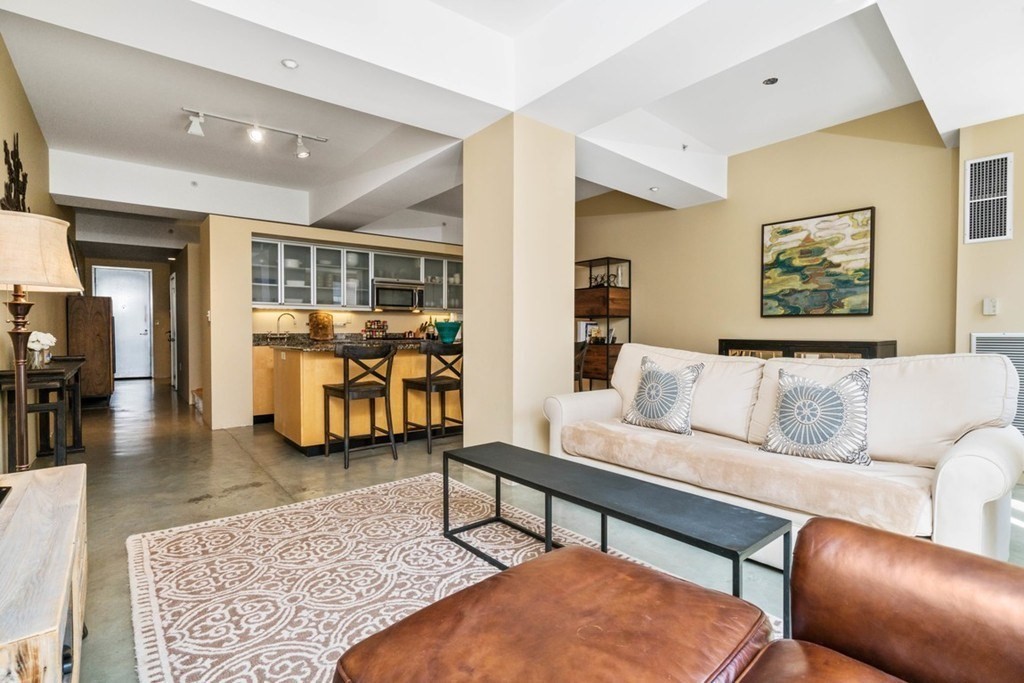 1313 Washington 211