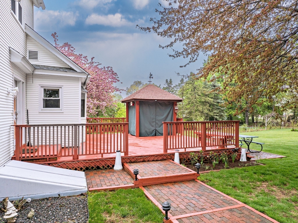 West Springfield, Massachusetts 01089, United States, 4 Bedrooms Bedrooms, ,2 BathroomsBathrooms,Residential,Pending,123256