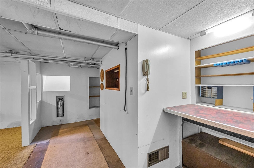 West Springfield, Massachusetts 01089, United States, 4 Bedrooms Bedrooms, ,2 BathroomsBathrooms,Residential,Pending,123256