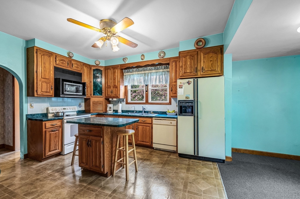 West Springfield, Massachusetts 01089, United States, 4 Bedrooms Bedrooms, ,2 BathroomsBathrooms,Residential,Pending,123256