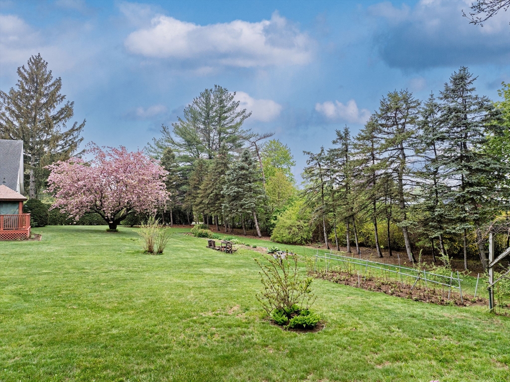 West Springfield, Massachusetts 01089, United States, 4 Bedrooms Bedrooms, ,2 BathroomsBathrooms,Residential,Pending,123256