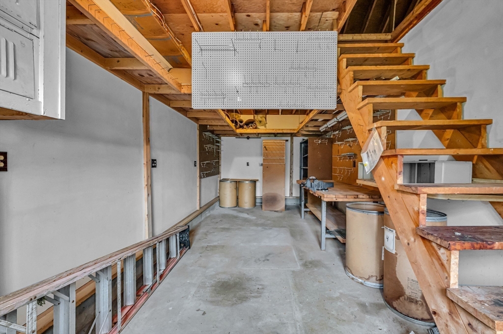 West Springfield, Massachusetts 01089, United States, 4 Bedrooms Bedrooms, ,2 BathroomsBathrooms,Residential,Pending,123256