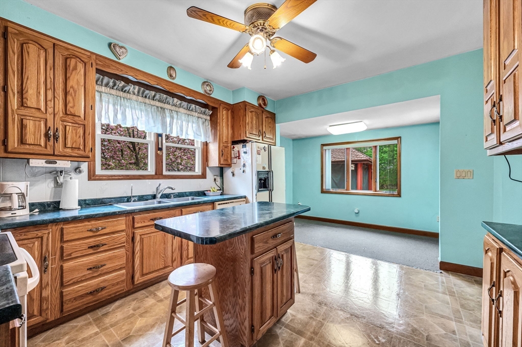 West Springfield, Massachusetts 01089, United States, 4 Bedrooms Bedrooms, ,2 BathroomsBathrooms,Residential,Pending,123256