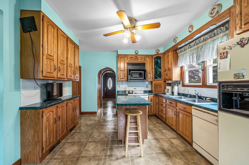 West Springfield, Massachusetts 01089, United States, 4 Bedrooms Bedrooms, ,2 BathroomsBathrooms,Residential,Pending,123256