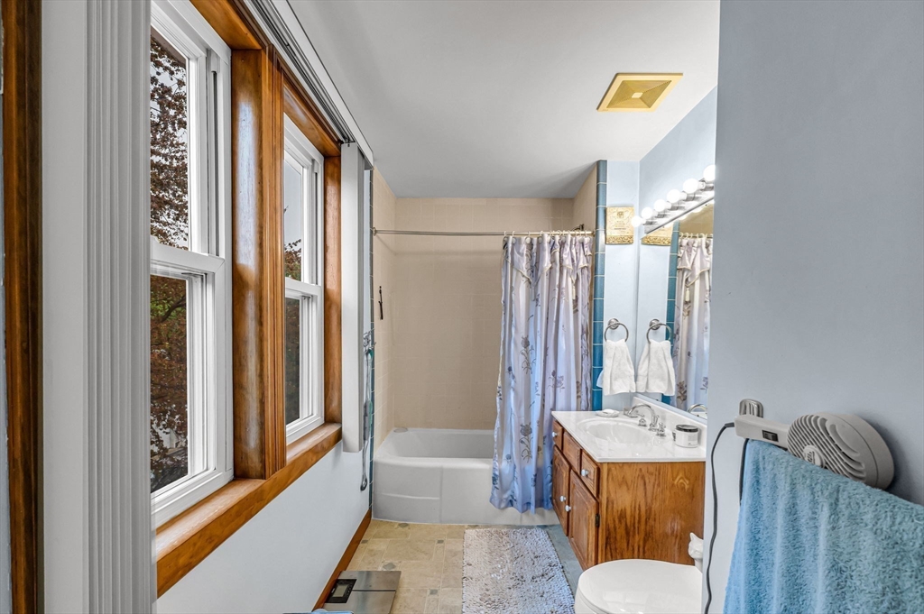 West Springfield, Massachusetts 01089, United States, 4 Bedrooms Bedrooms, ,2 BathroomsBathrooms,Residential,Pending,123256