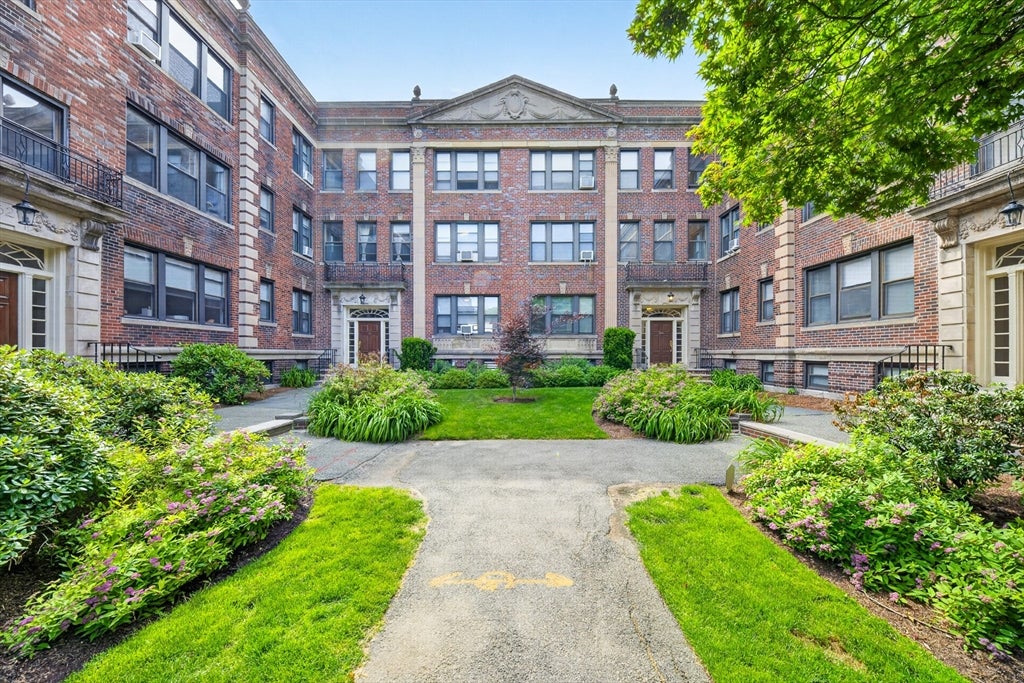 Click for 34A Park St #1B, Brookline, MA slideshow