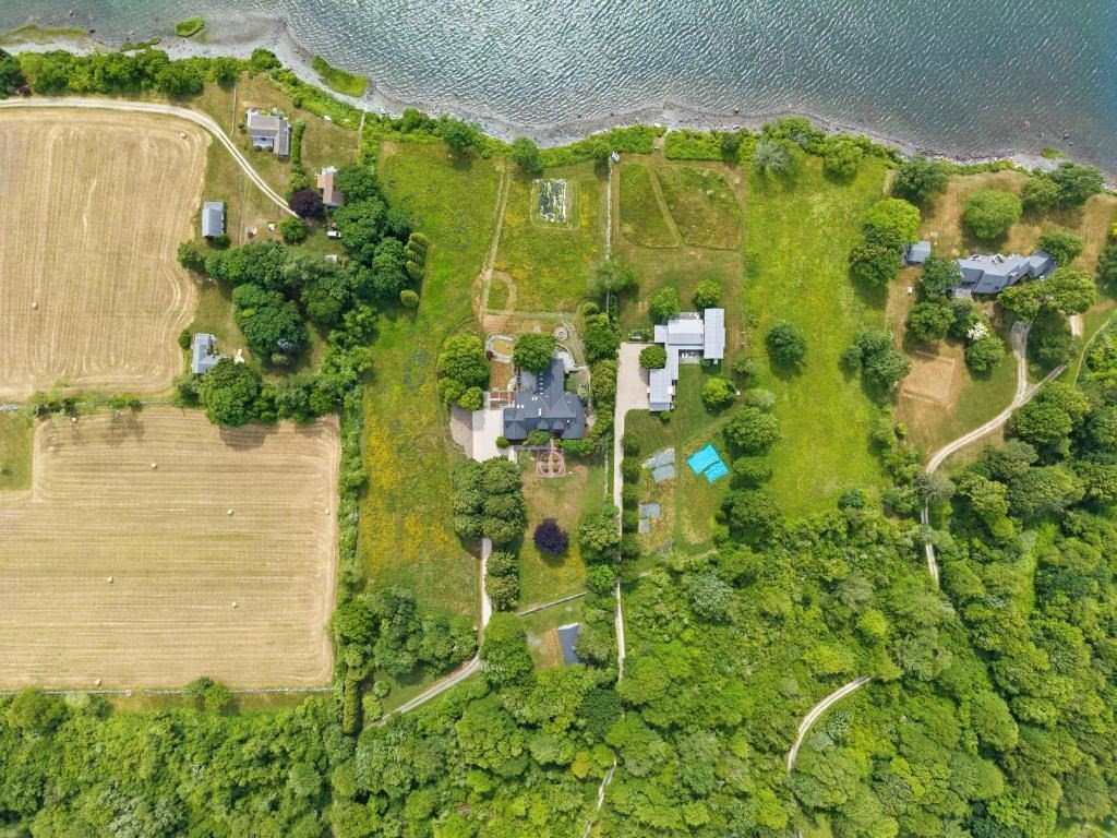 683 Neck Road