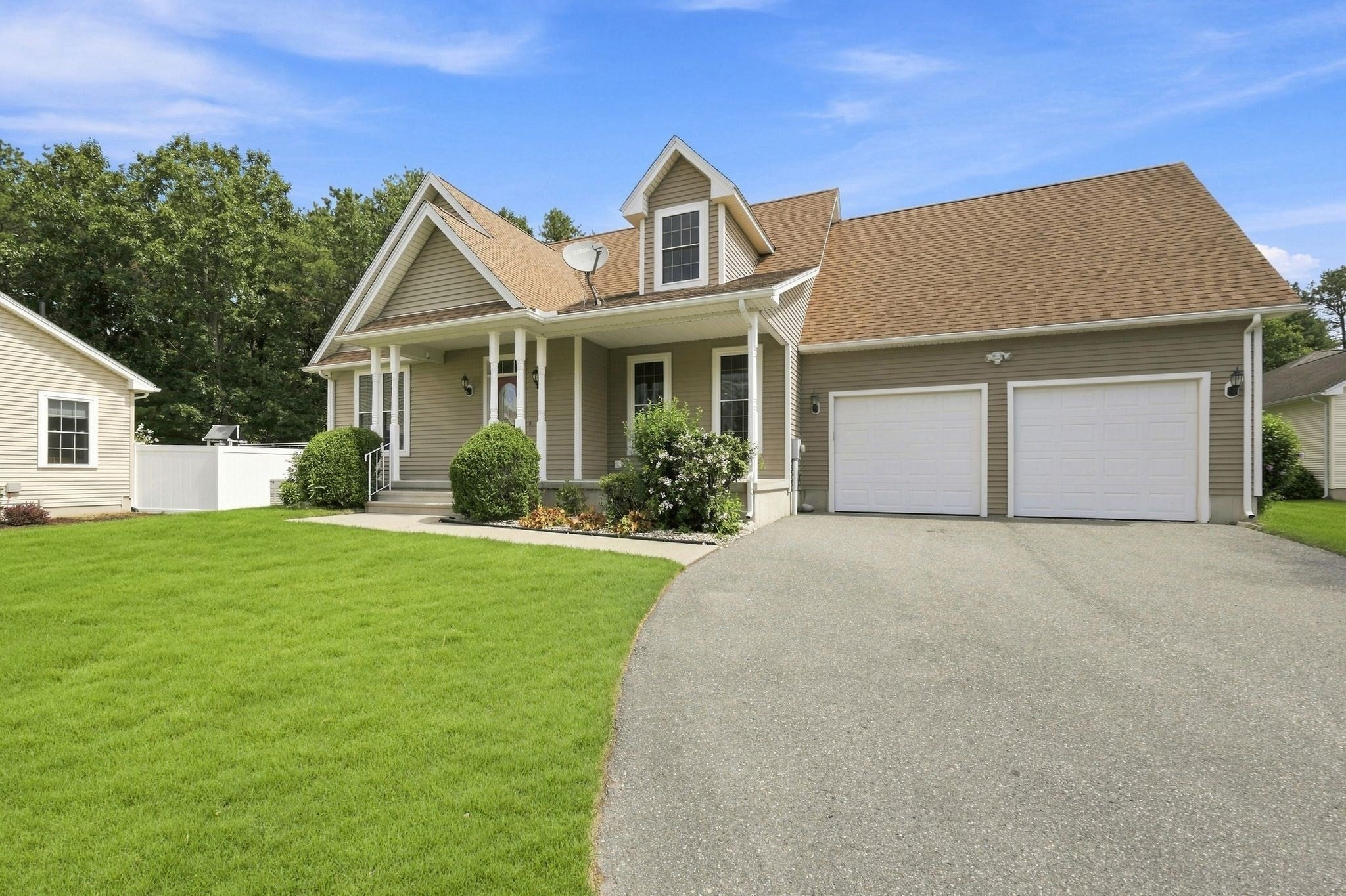 33 Caddyshack Dr, Chicopee, MA Photo #2