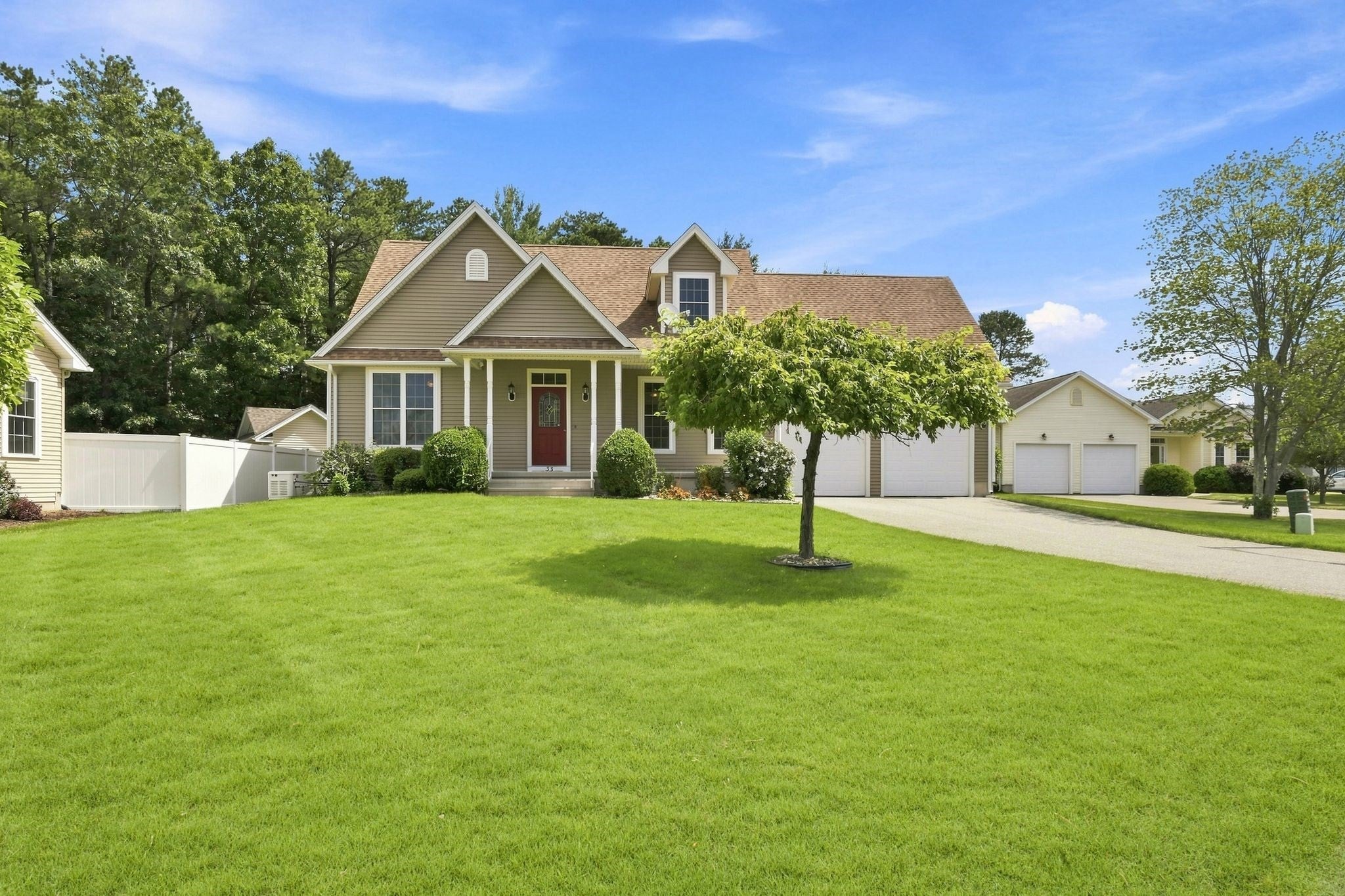 33 Caddyshack Dr, Chicopee, MA Photo #1