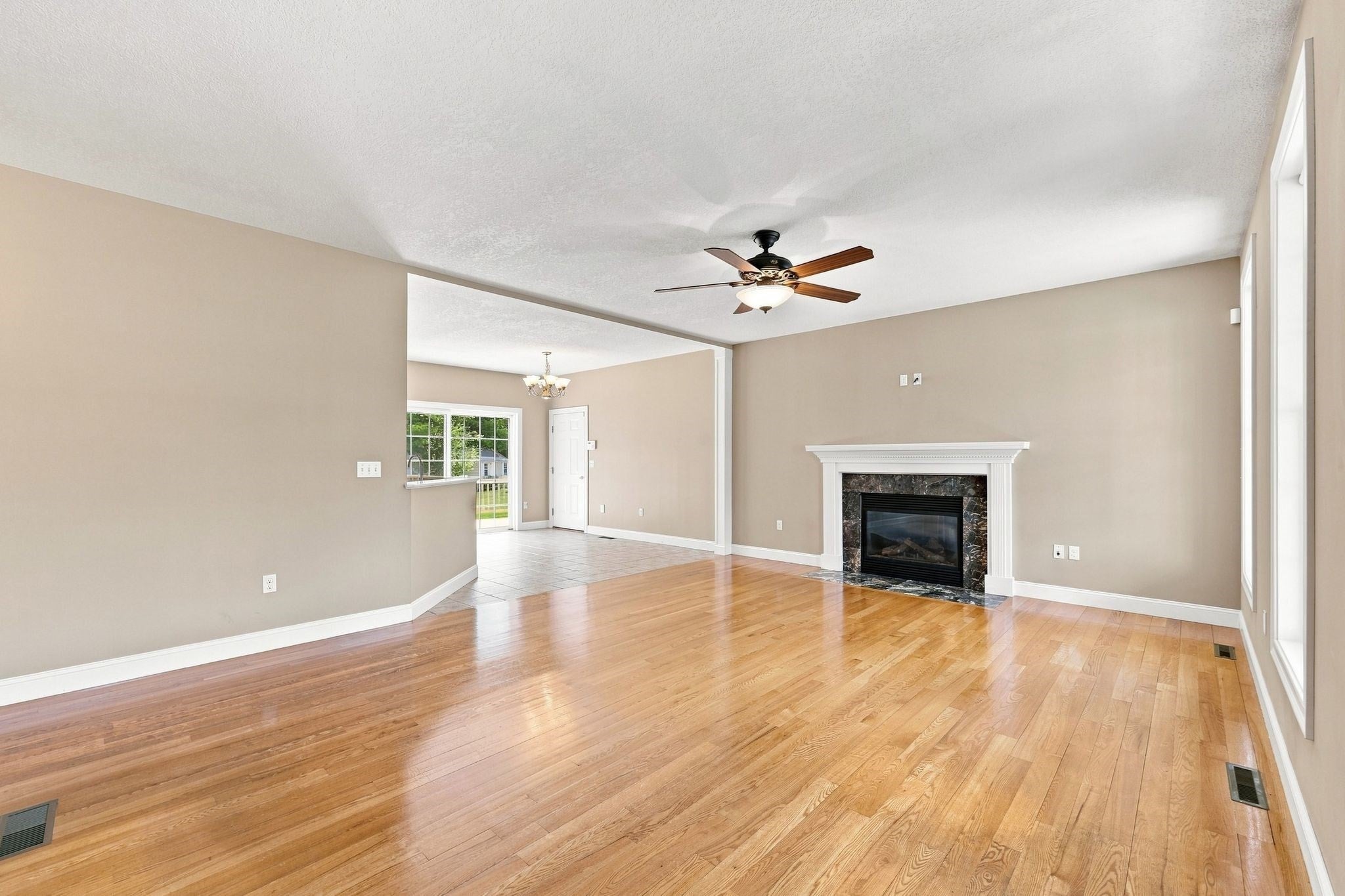 33 Caddyshack Dr, Chicopee, MA Photo #7