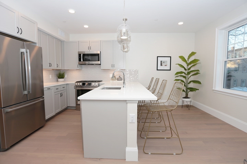 Click for 336 Chelsea Street #5, Boston, MA slideshow