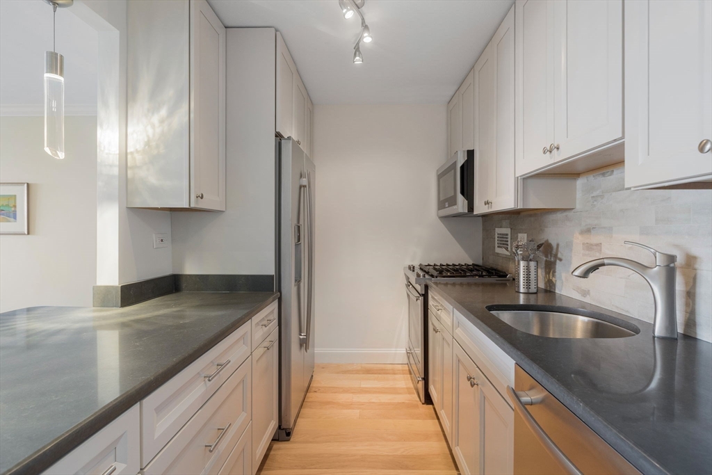 8 Whittier Pl 15A