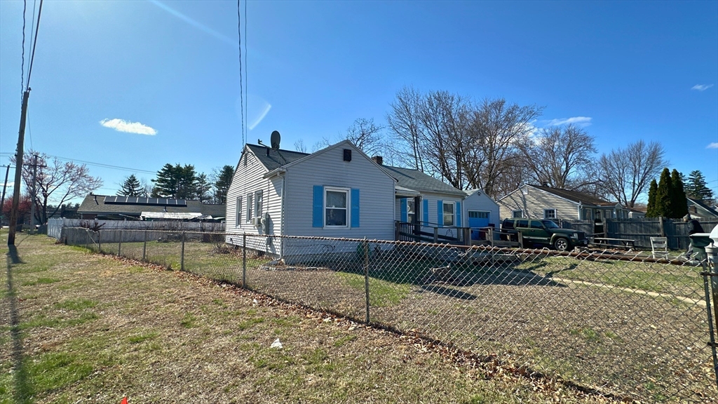 Springfield, Massachusetts 01109, United States, 2 Bedrooms Bedrooms, ,1 BathroomBathrooms,Residential,Contingent,105235