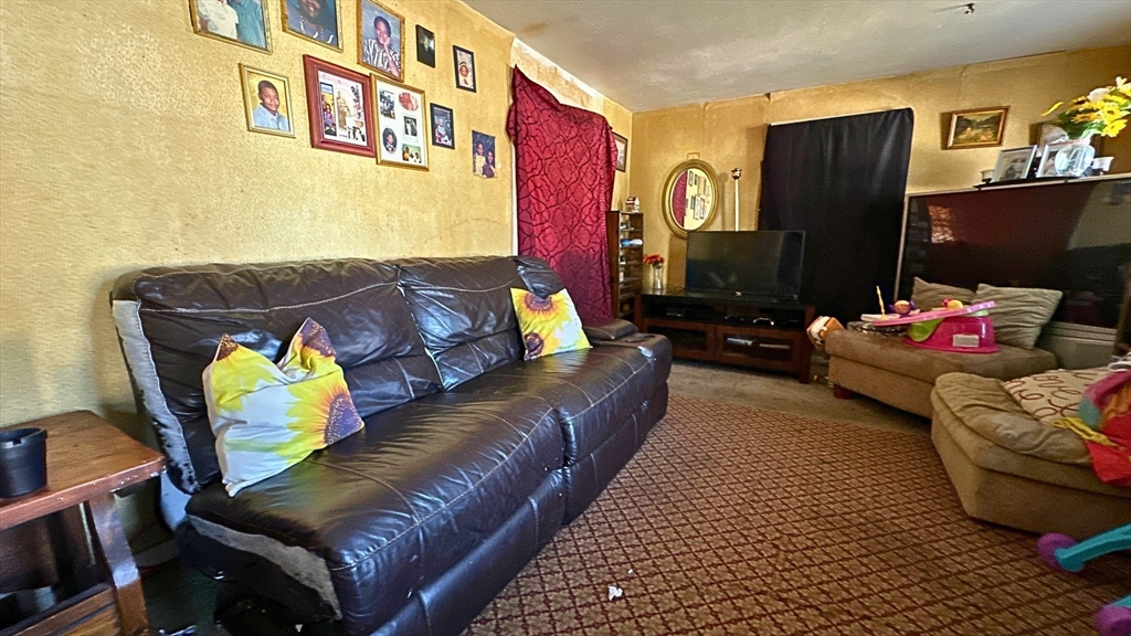 Springfield, Massachusetts 01109, United States, 2 Bedrooms Bedrooms, ,1 BathroomBathrooms,Residential,Contingent,105235