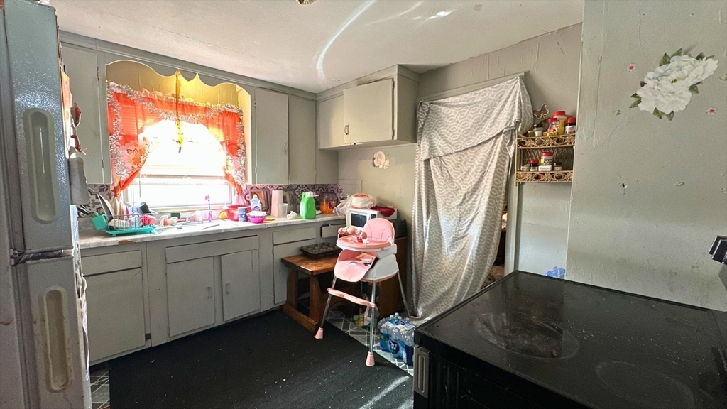 Springfield, Massachusetts 01109, United States, 2 Bedrooms Bedrooms, ,1 BathroomBathrooms,Residential,Contingent,105235