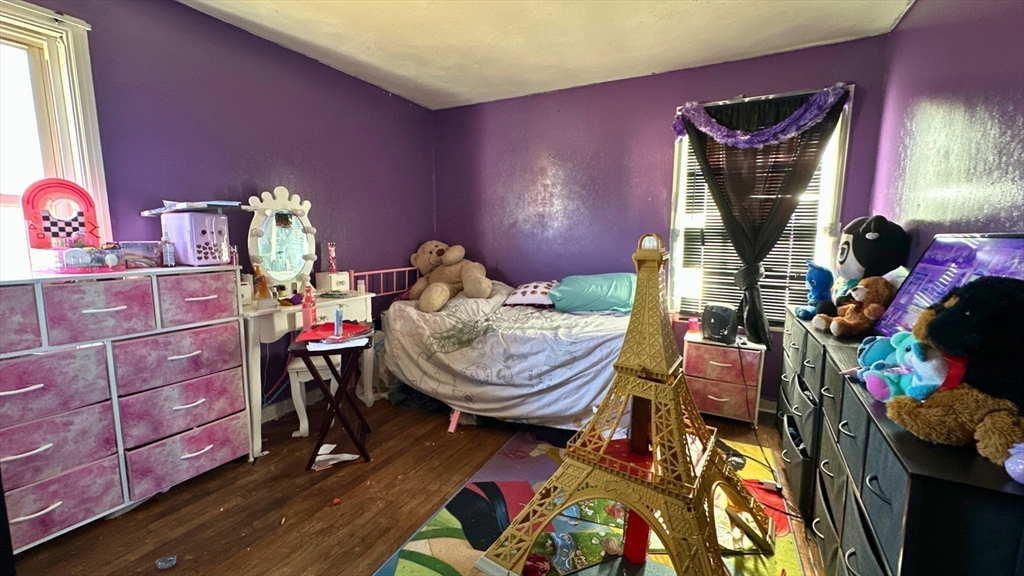 Springfield, Massachusetts 01109, United States, 2 Bedrooms Bedrooms, ,1 BathroomBathrooms,Residential,Contingent,105235