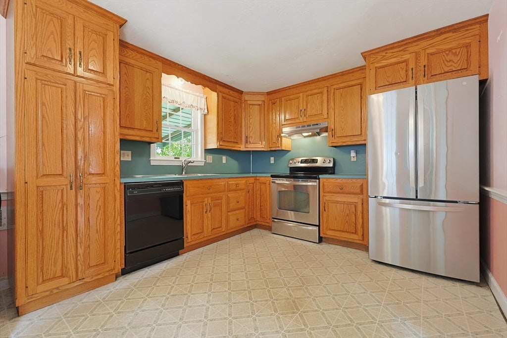 98 Pleasant St, Franklin, MA, 98 Pleasant St, Franklin, MA Photo #2