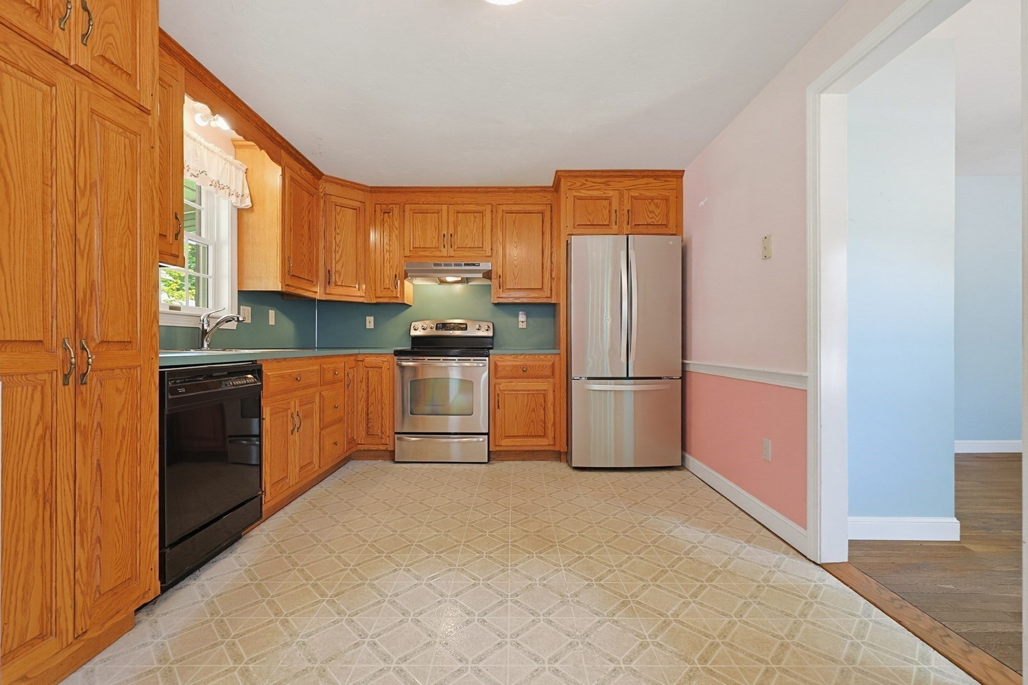 98 Pleasant St, Franklin, MA Photo #6