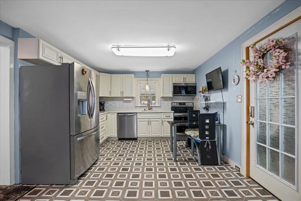 Photo of 19 Oakwood Ave, Auburn, MA 01501 (MLS # 73503315)