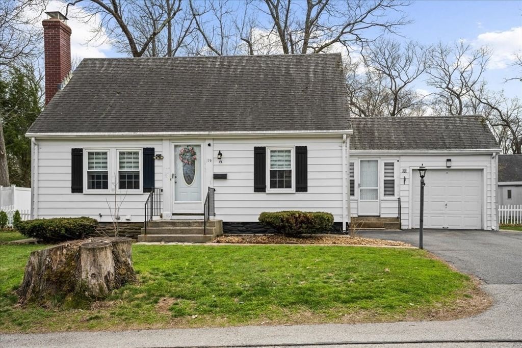 Photo of 19 Oakwood Ave, Auburn, MA 01501 (MLS # 73503315)