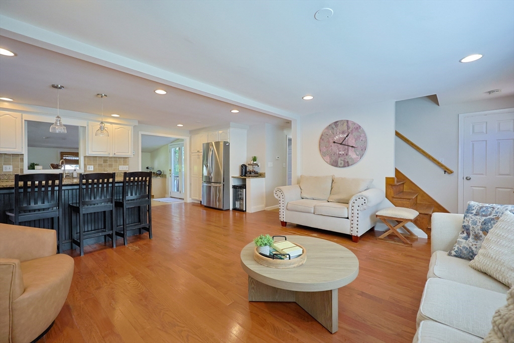 Marlborough, Massachusetts 01752, United States, 4 Bedrooms Bedrooms, ,2 BathroomsBathrooms,Residential,Pending,216239