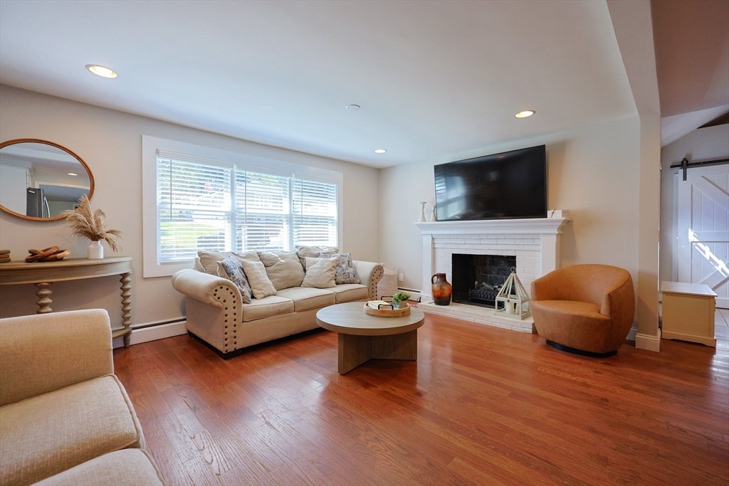 Marlborough, Massachusetts 01752, United States, 4 Bedrooms Bedrooms, ,2 BathroomsBathrooms,Residential,Pending,216239