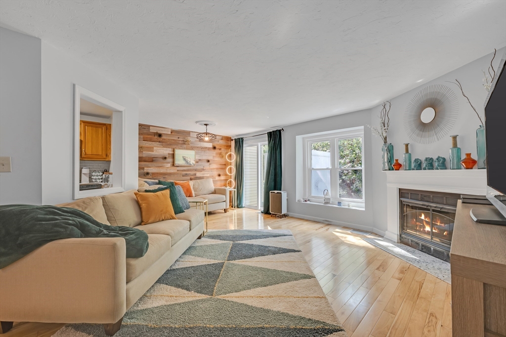 8 Woodcrest Dr 8