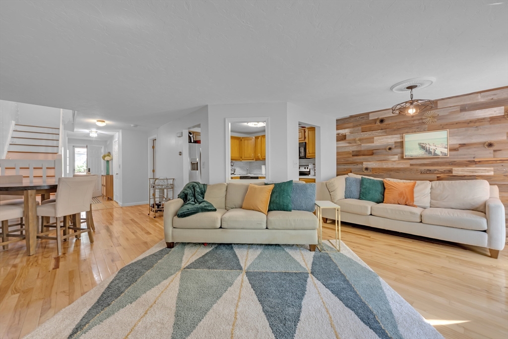 8 Woodcrest Dr 8