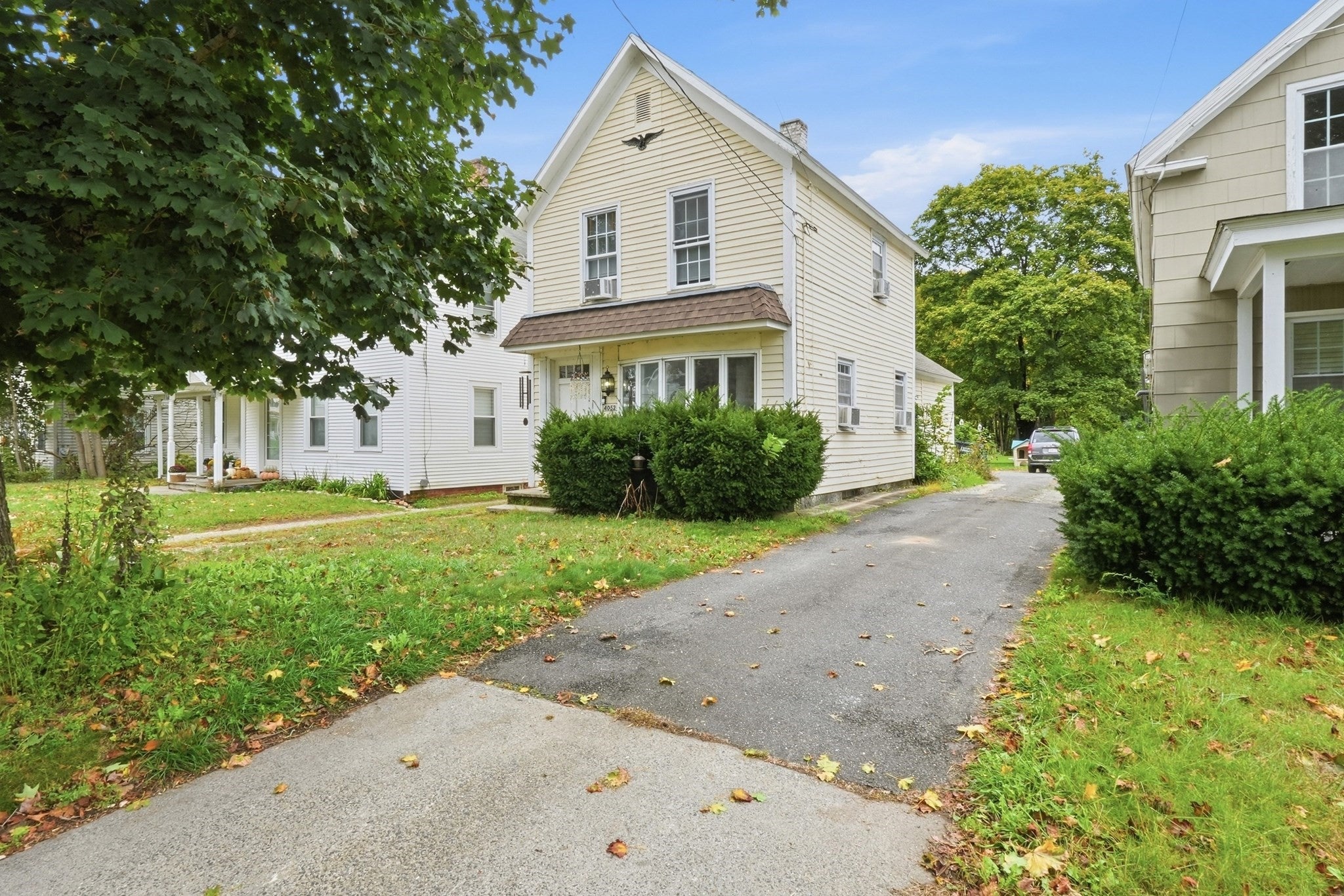 4052 Main St