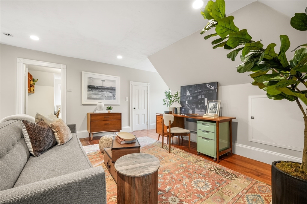 Newton, Massachusetts 02467, United States, 4 Bedrooms Bedrooms, ,3 BathroomsBathrooms,Residential,Contingent,143624