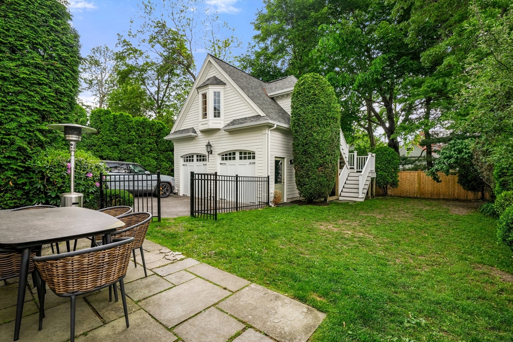 Newton, Massachusetts 02467, United States, 4 Bedrooms Bedrooms, ,3 BathroomsBathrooms,Residential,Contingent,143624