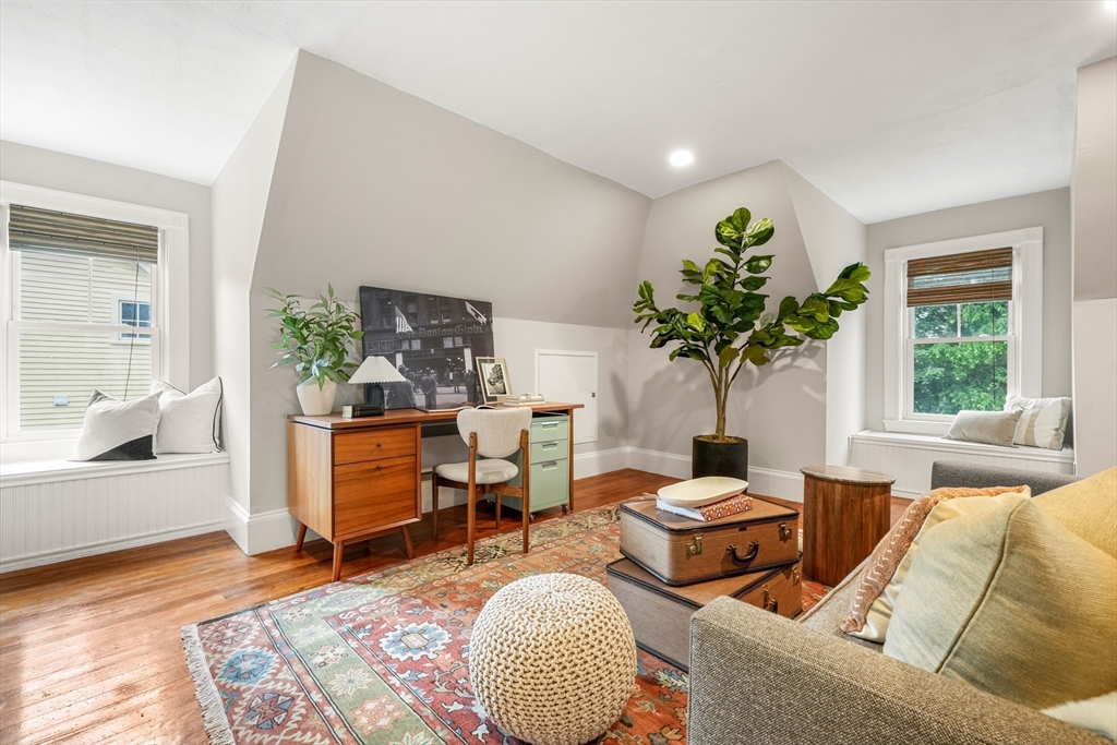 Newton, Massachusetts 02467, United States, 4 Bedrooms Bedrooms, ,3 BathroomsBathrooms,Residential,Contingent,143624