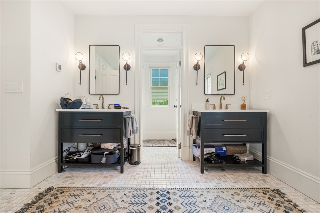 Newton, Massachusetts 02467, United States, 4 Bedrooms Bedrooms, ,3 BathroomsBathrooms,Residential,Contingent,143624