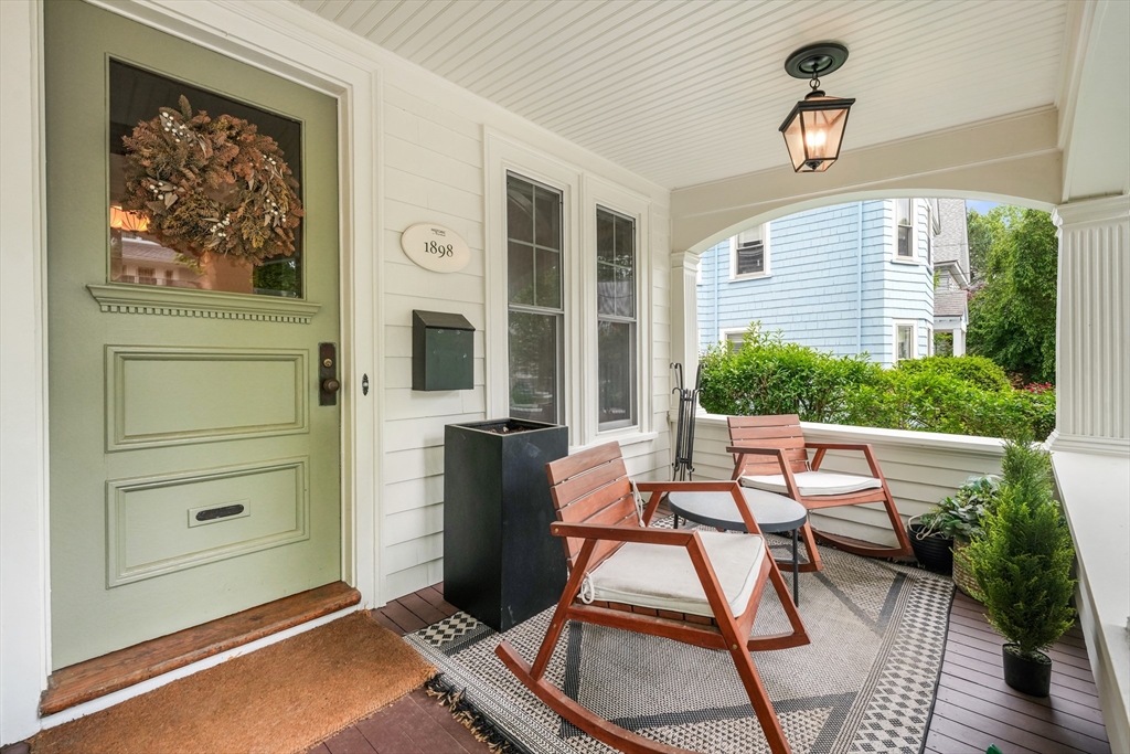 Newton, Massachusetts 02467, United States, 4 Bedrooms Bedrooms, ,3 BathroomsBathrooms,Residential,Contingent,143624