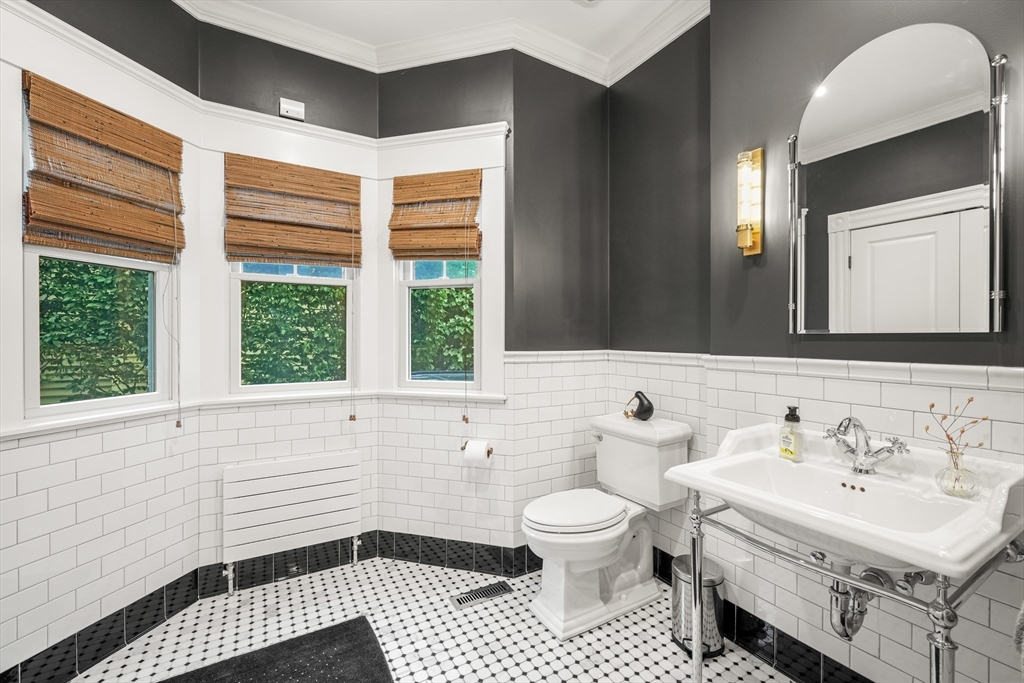 Newton, Massachusetts 02467, United States, 4 Bedrooms Bedrooms, ,3 BathroomsBathrooms,Residential,Contingent,143624