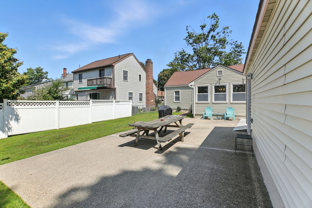 Springfield, Massachusetts 01118, United States, 3 Bedrooms Bedrooms, ,2 BathroomsBathrooms,Residential,Active,190990