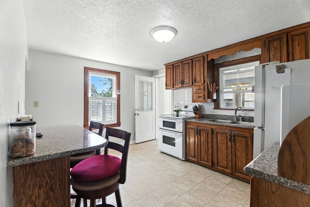 Springfield, Massachusetts 01118, United States, 3 Bedrooms Bedrooms, ,2 BathroomsBathrooms,Residential,Active,190990