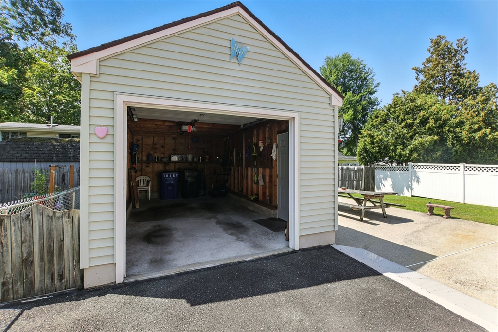 Springfield, Massachusetts 01118, United States, 3 Bedrooms Bedrooms, ,2 BathroomsBathrooms,Residential,Active,190990