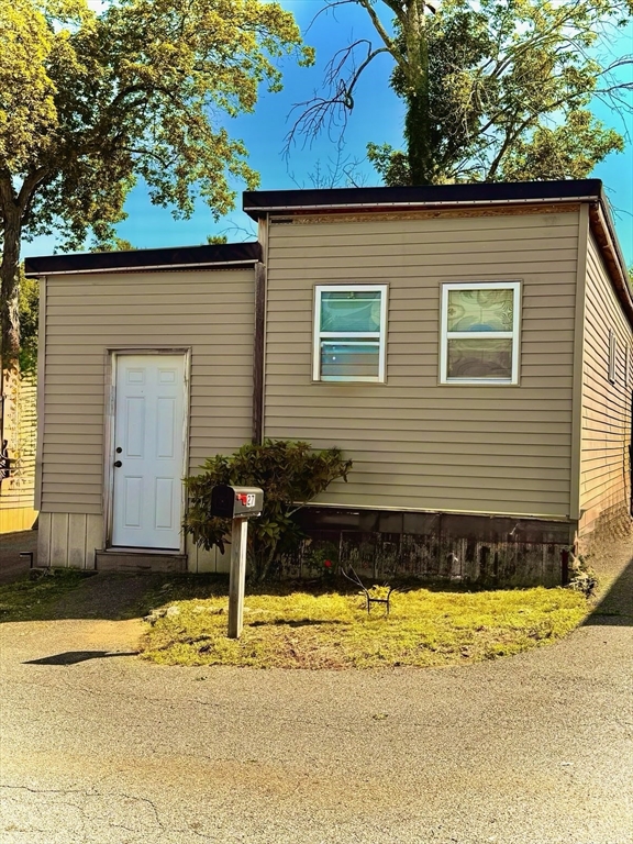 466 Newbury 27