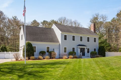 Single Family Residence in Mashpee MA 8 Blue Castle Dr.jpg