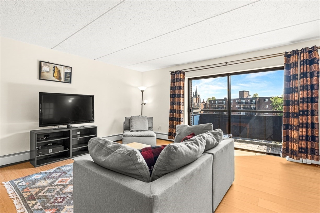 32 Whites Ave F6605
