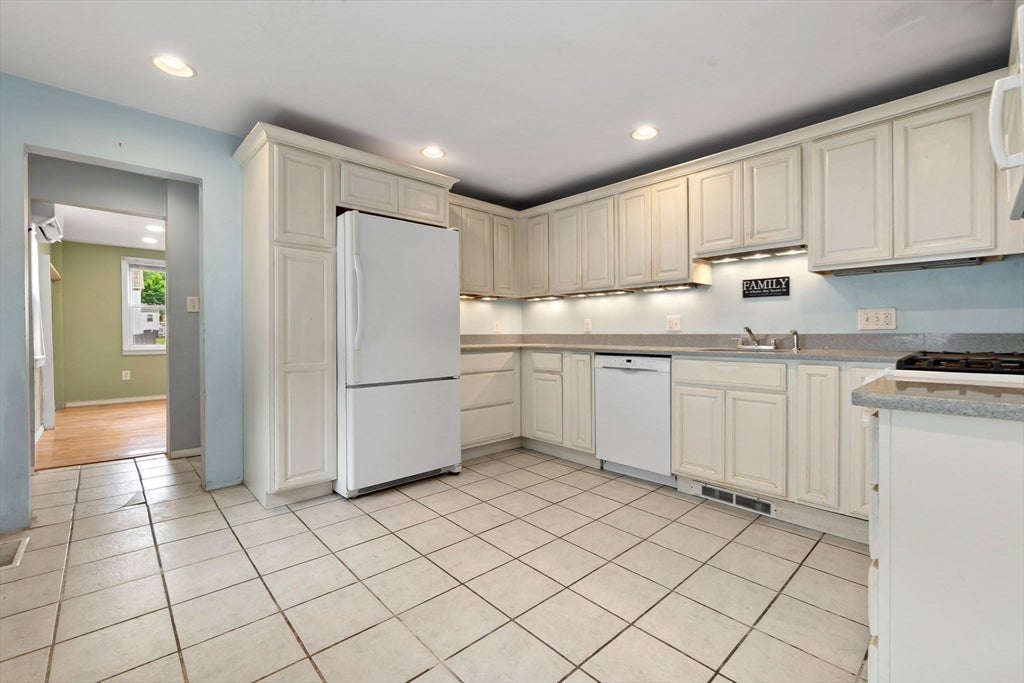 31 Vincent ST, Saugus, MA Photo #16